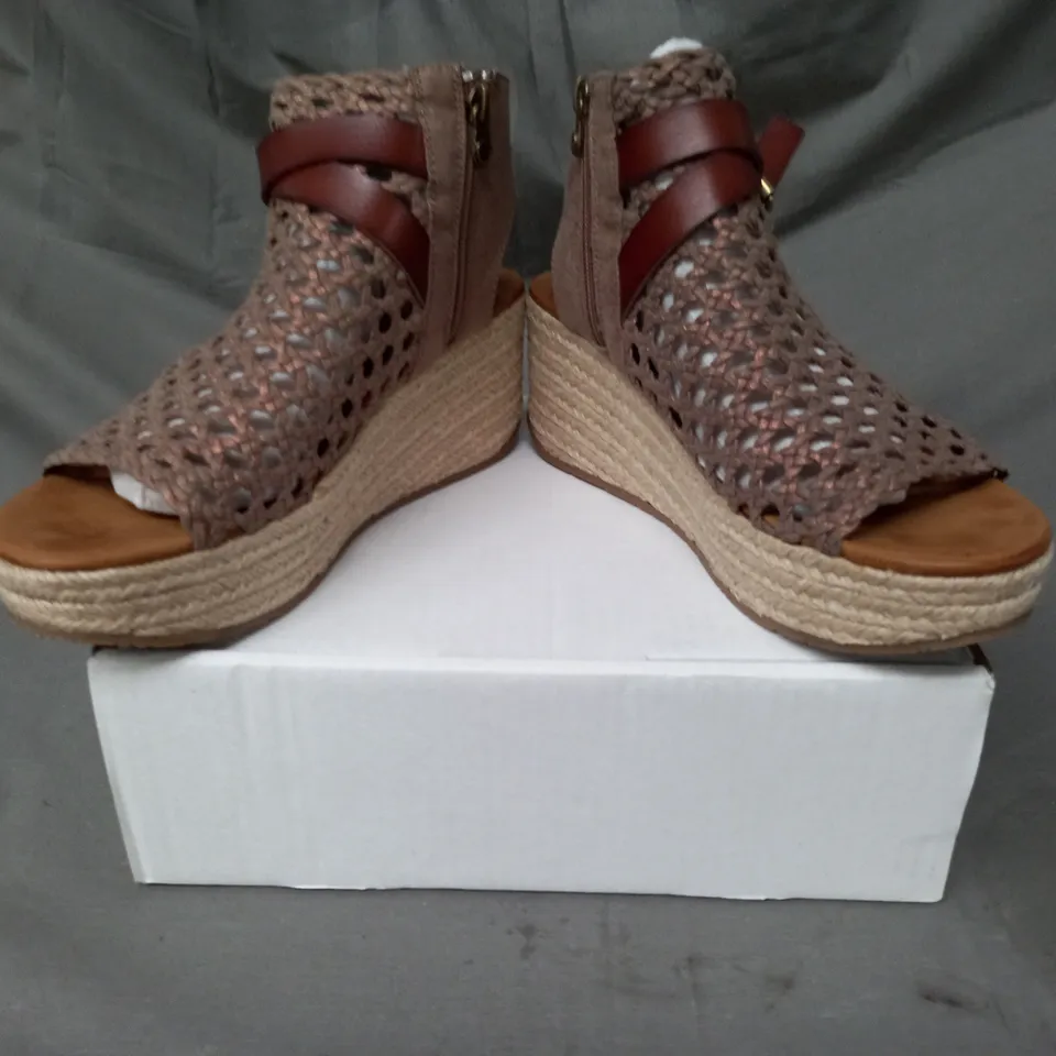 BOXED PAIR OF BLOWFISH MALIBU WEDGE SANDALS IN BRONZE SIZE 7