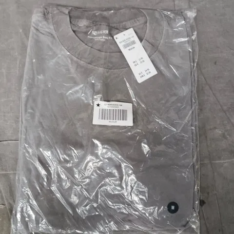 BAGGED HOLLISTER T-SHIRT IN GREY SIZE MEDIUM