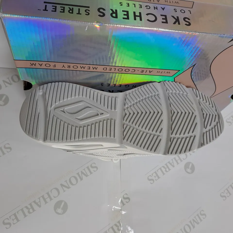 BOXED PAIR OF SKETCHERS LOS ANGELES STREET TRAINERS // SIZE: 6 UK