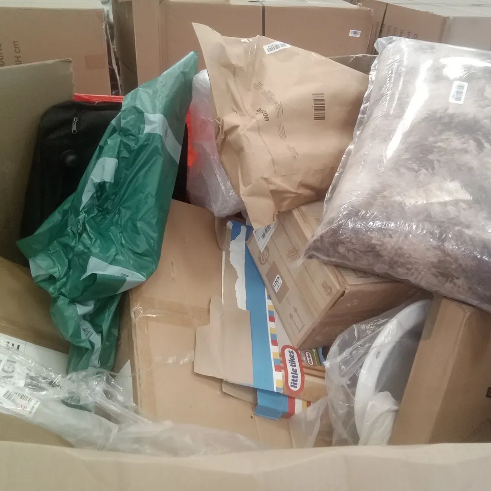 PALLET OF ASSORTED ITEMS INCLUDING STOREMIC TOILET SEAT, TRUNKI KIDS SUITCASE, LED LIGHT FIXTURE, DOOR MAT, CATERING CAMPING STOVE 