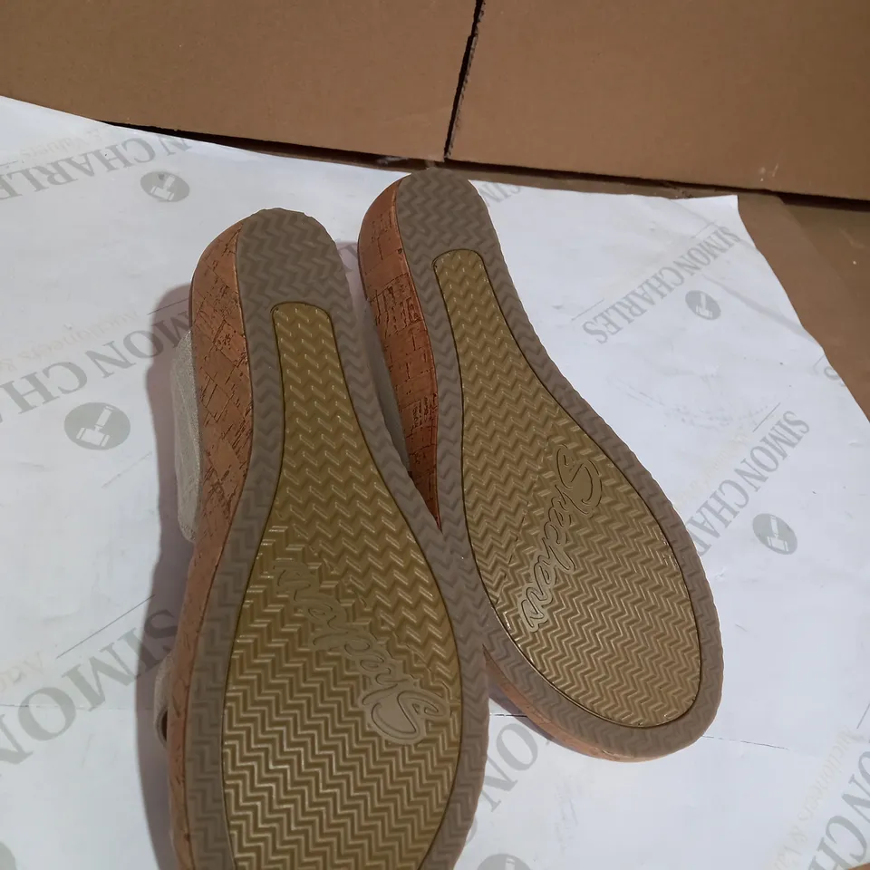 SKETCHERS WITH LUXE FOAM CREAM ELASTIC SANDLES IN SIZE 10