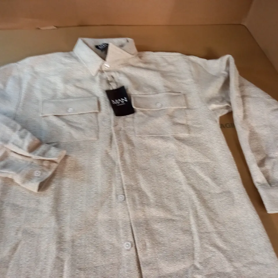 BOOHOO MAN BOXY BOUNCLE OVERSHIRT IN LIGHT BEIGE - L