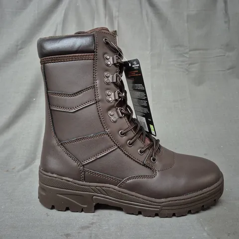 BOXED PAIR OF HIGHLANDER DELTA BOOTS IN BROWN UK SIZE 9