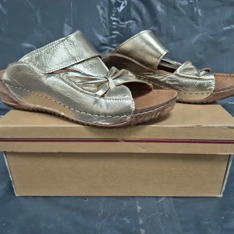 BOXED PAIR OF ADESSO OPEN TOE LOW WEDGE SANDALS IN METALLIC GOLD SIZE 6
