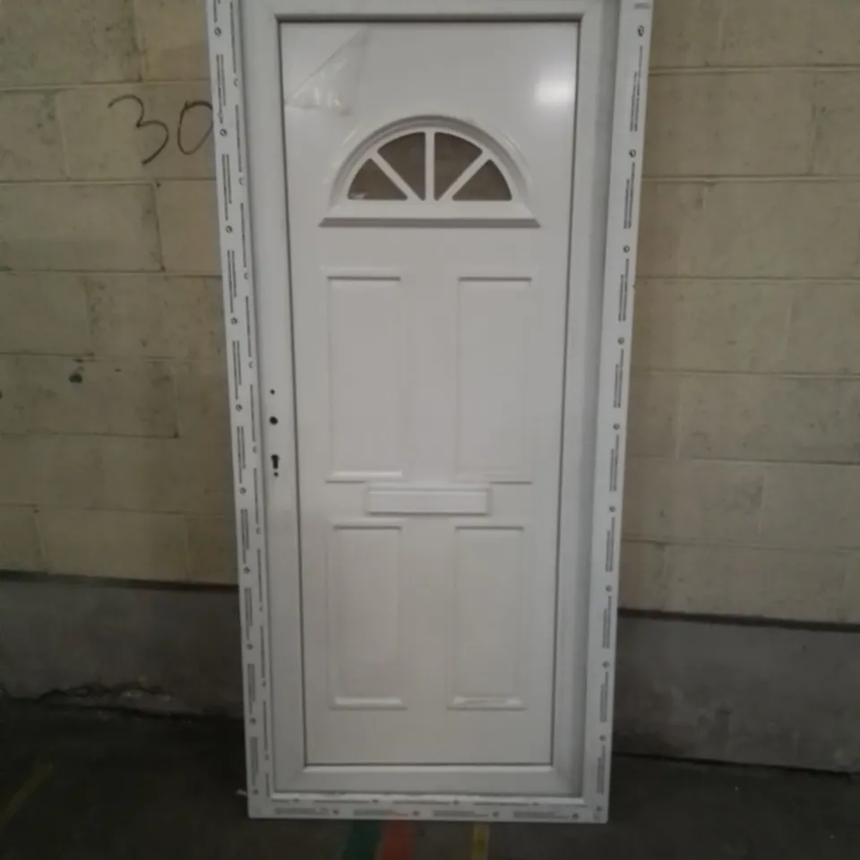 uPVC FRONT DOOR IN WHITE // SIZE UNSPECIFIED 