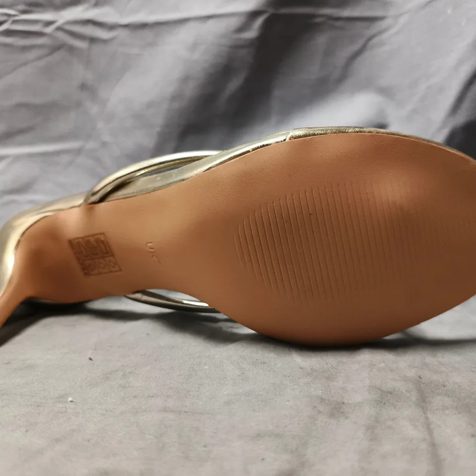 BOXED PAIR OF XYLONDON TOE-POST HEELS IN METALLIC GOLD SIZE UK 7