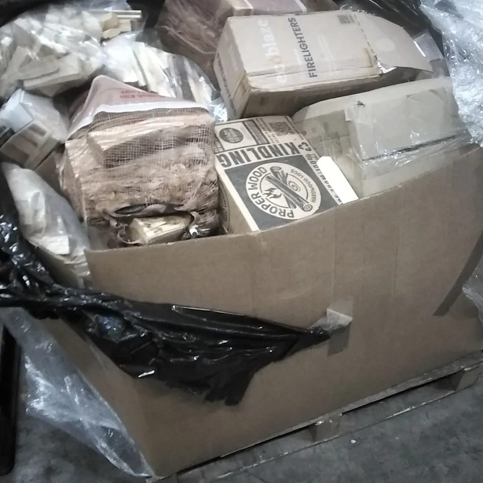 A PALLET CONTAINING A LARGE QUANTITY OF GARDEN SUPPLIES WHICH INCLUDE; DRIED LOGS, NATURAL WOOD FIRELIGHTERS ETC