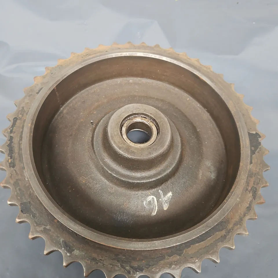 RUSTY GEAR WHEEL WITH INTERNAL BEARING – INDUSTRIAL SPROCKET/GEAR