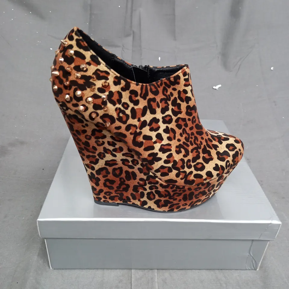 BOX OF APPROXIMATELY 14 BOXED LEOPARD PRINT ZIPPED WEDGED SHOES IN VARIOUS SIZES