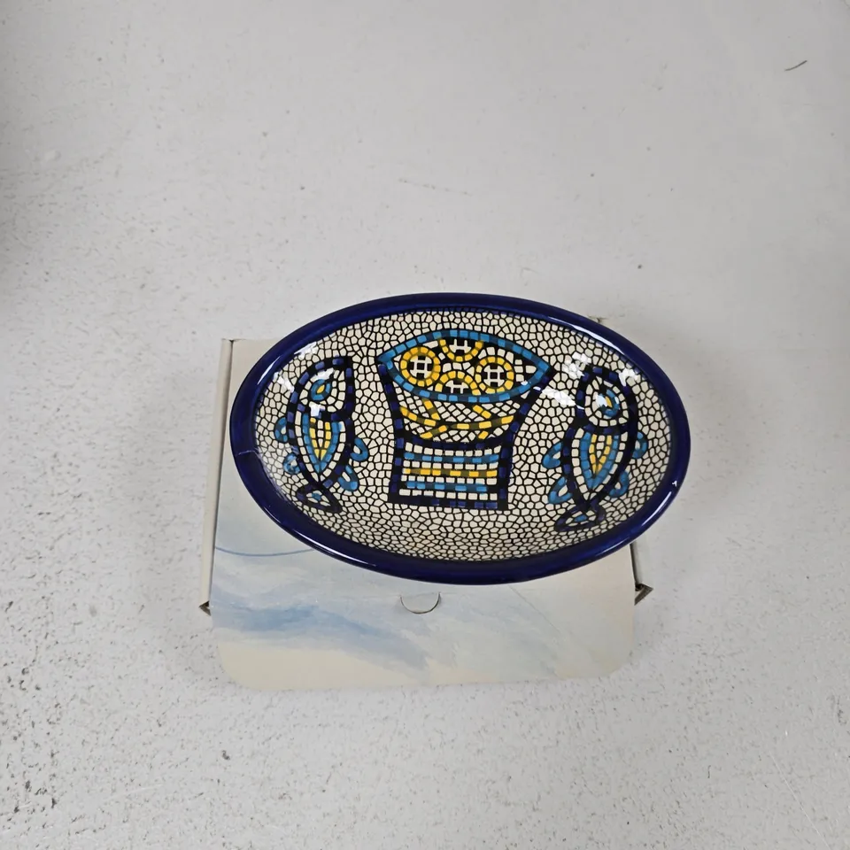 TOTE OF APPROXIMATELY 8 ASSORTED ITEMS TO INCLUDE: ISRAELI HAND PAINTED BOWL 