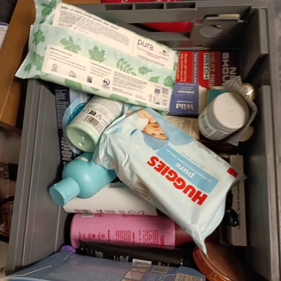 APPROXIMATELY 25 ASSORTED COSMETICS ITEMS TO INCLUDE 2X LOREAL CONDITIONER AND THAYERS DAILY CLEANSER