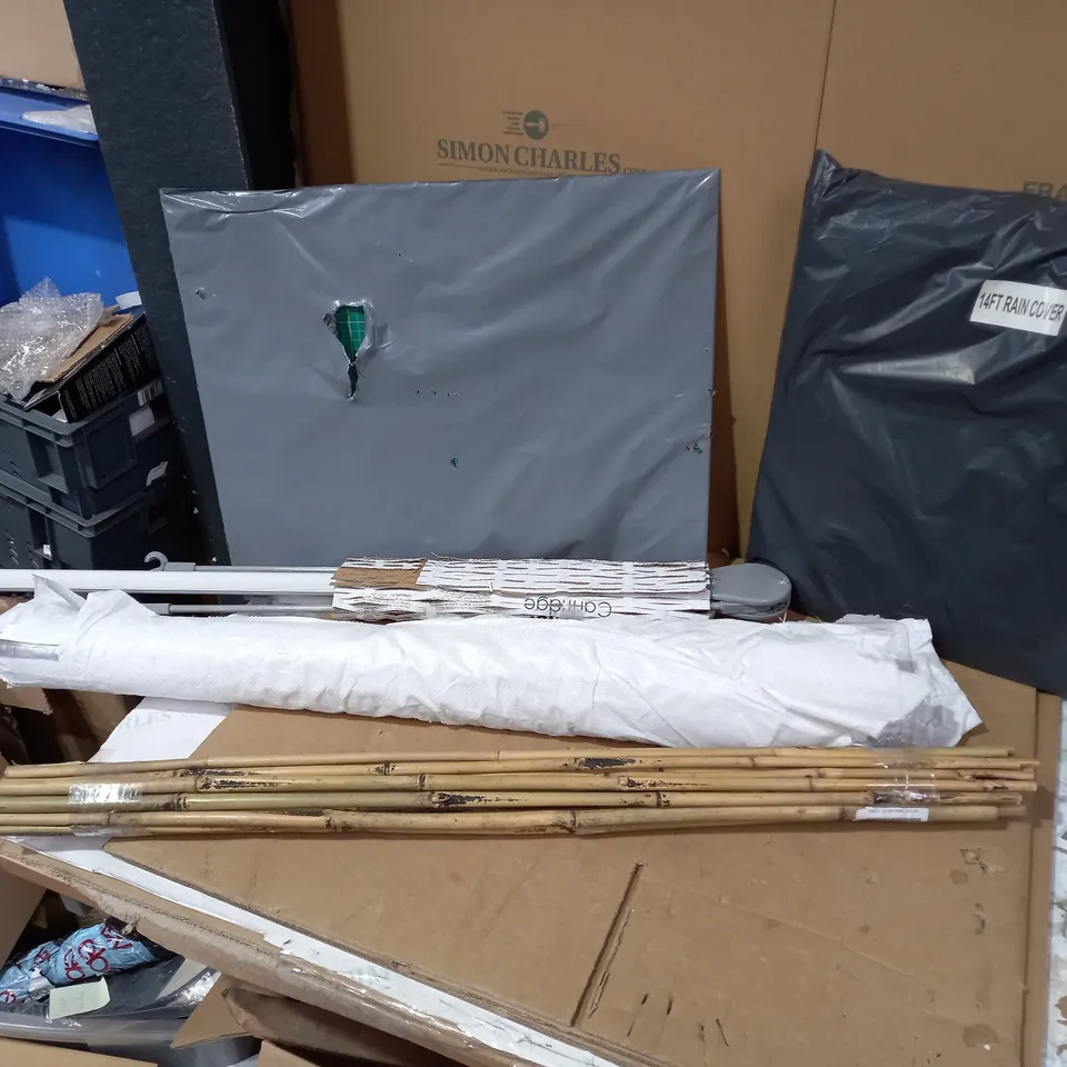 LOT OF APPROXIMATELY 5 HOUSEHOLD ITEMS TO INCLUDE DESIGNER RAIN COVER, DESIGNER BAMBOO STICKS, DESIGNER SQUARED BOARD ETC