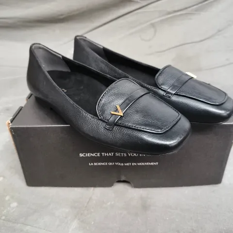 VIONIC BLACK LEATHER LOAFERS – 6