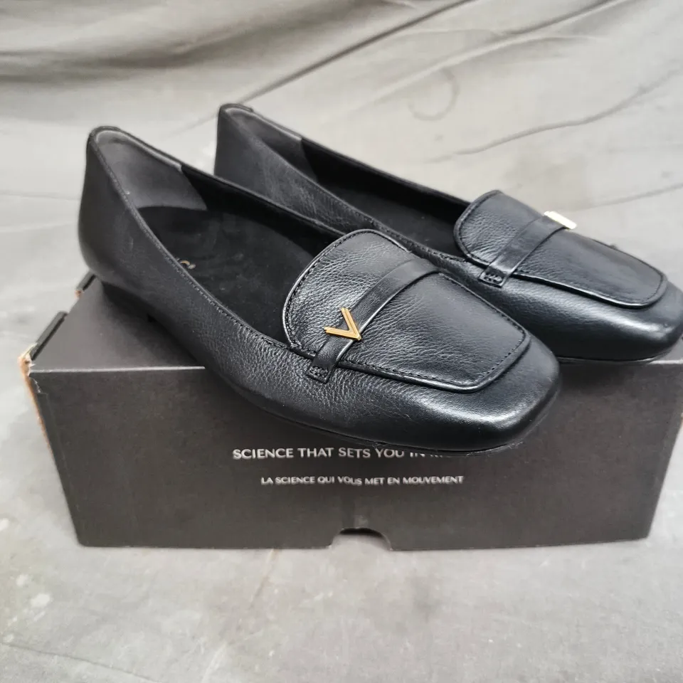 VIONIC BLACK LEATHER LOAFERS – 6