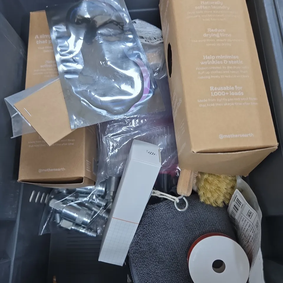 APPROXIMATELY 10 ASSORTED HOUSEHOLD PRODUCTS TO INCLUDE WATER BOTTLE, SCRUBBING BRUSH, BABY CUP ETC