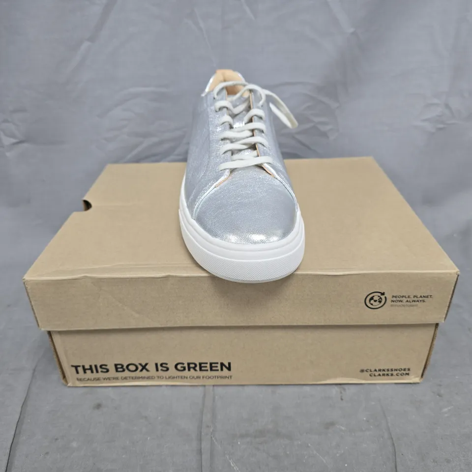 BOXED PAIR OF CLARKS HOLLYHOCK WALK SHOES IN SILVER SIZE UK 8