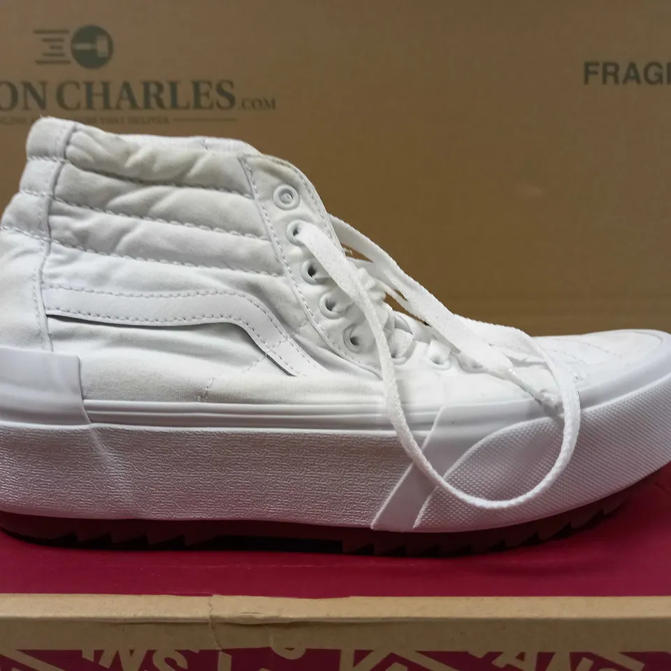 BOXED PAIR OF VANS WHITE CANVAS TRAINERS - SIZE 6