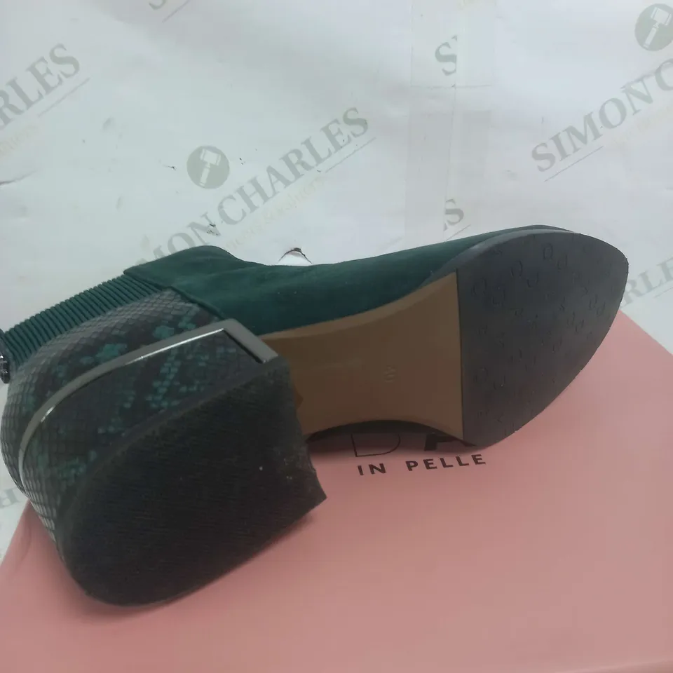 BOXED PAIR OF MODA IN PELLE LILITH ANKLE BOOTS FOREST GREEN SUEDE SIZE 7