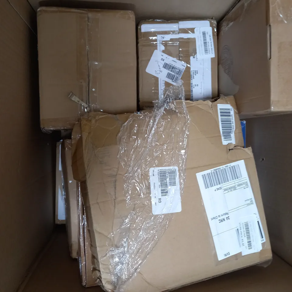BOX OF APROX 10 ITEMS TO INCLUDE XMAS DECORATION'S - LIGHTS - PRE LITE DECORATIONS / COLLECTION ONLY  