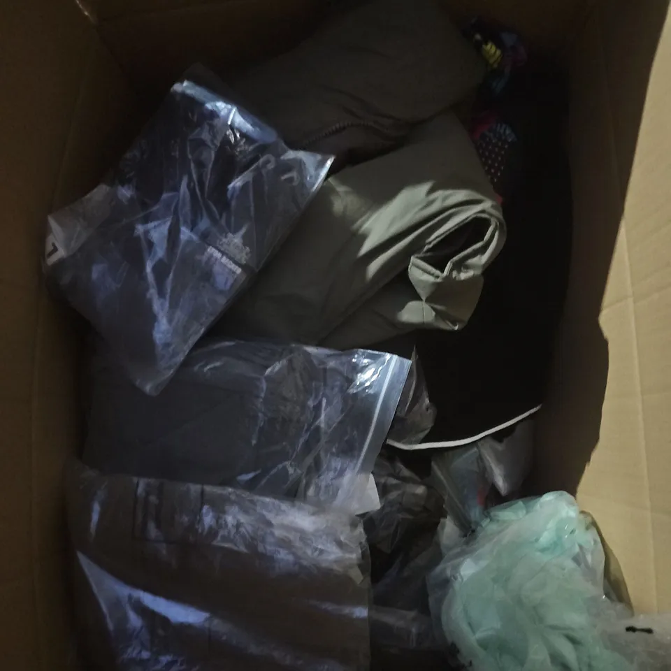 BOX OF APPROXIMATELY 25 ASSORTED CLOTHING ITEMS TO INCLUDE PRIMARK PADDED SLEEVELESS COAT, FLOWER PRINT T SHIRT, HOODIE, SCARF ETC