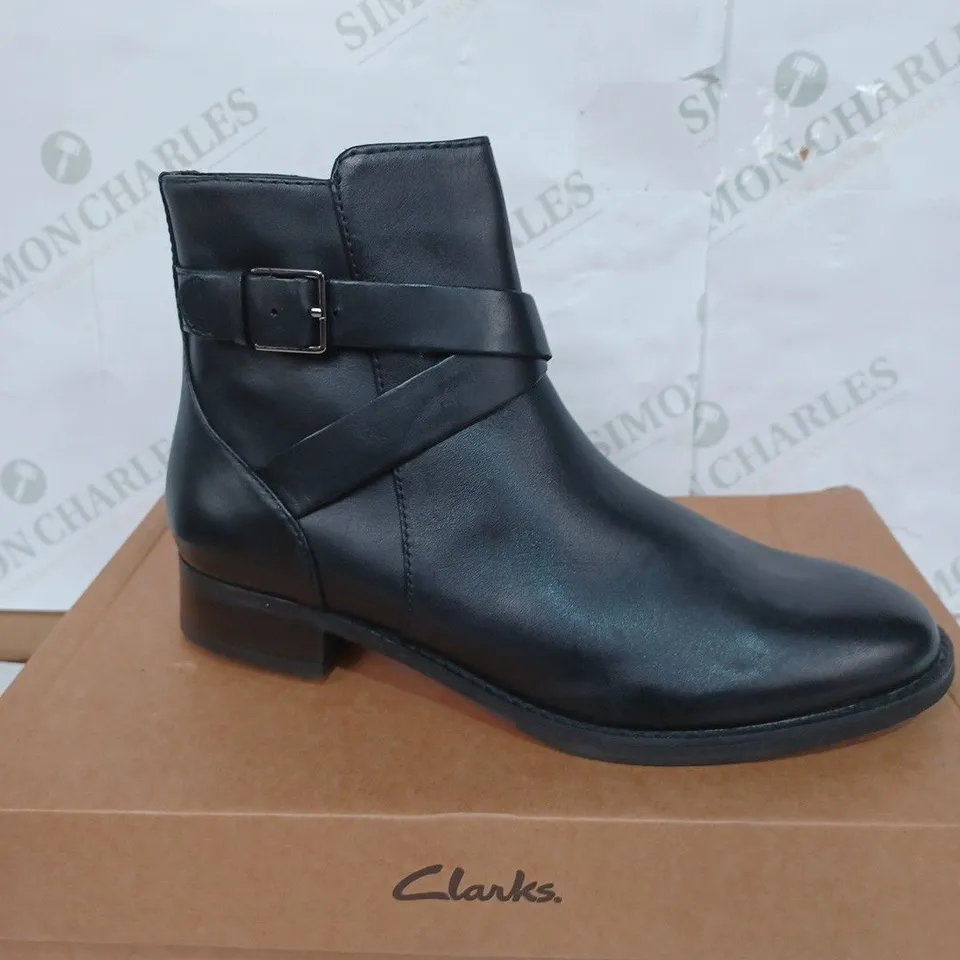 BOXED PAIR OF CLARKS WOMEN'S HAMBLE BUCKLE LEATHER ANKLE BOOTS - BLACK / SIZE: 6 UK 