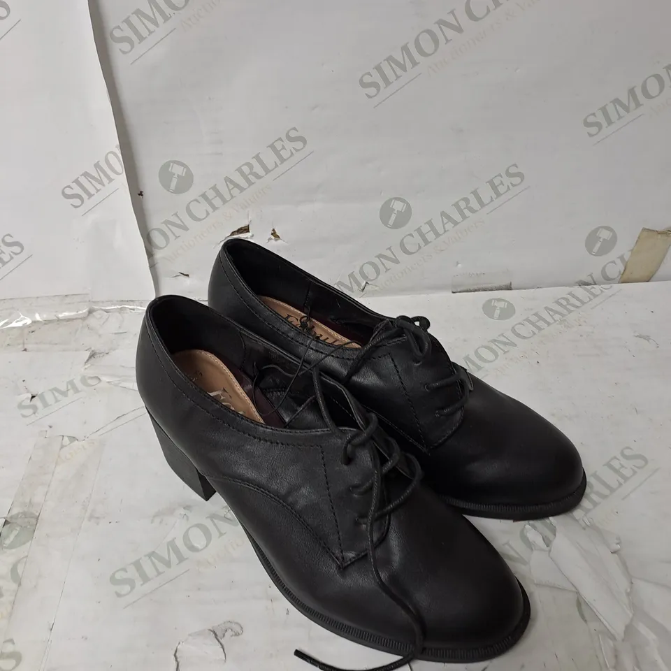 APPROXIMATELY 10 PAIRS OF GEORGE FABULOUS FOOTWEAR BLOCK HEEL SUIT SHOE IN BLACK 