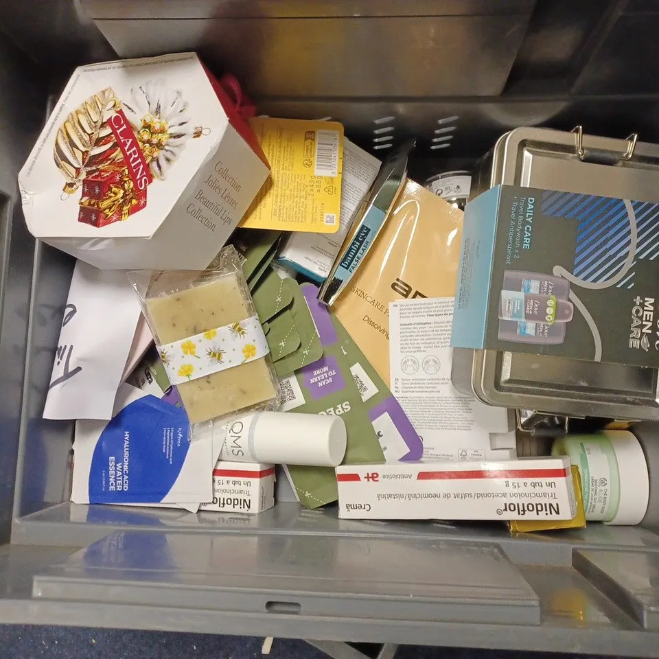 BOX OF APPROX 20 ASSORTED HEALTH AND BEAUTY ITEMS TO INCLUDE - PUREOLOGY HYDRATE SHAMPOO - L'OREAL PARIS AGE PERFECT CREAM - L'OREAL TRUE MATCH FOUNDATION ECT 