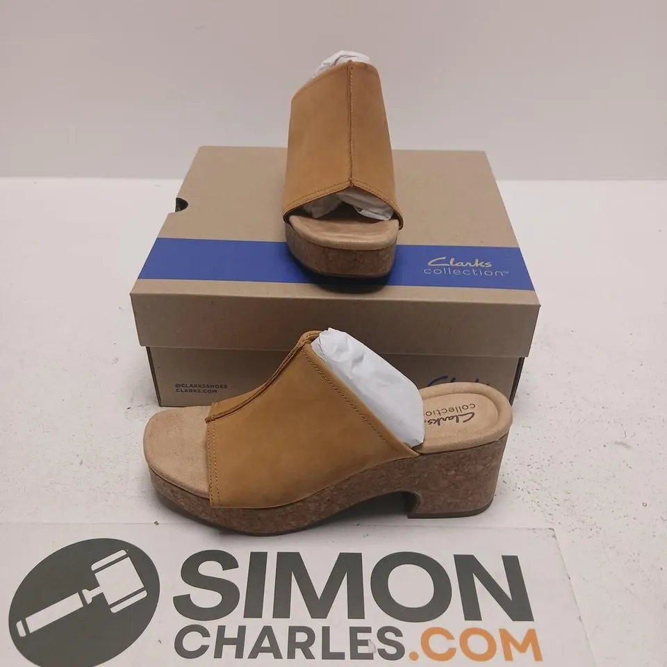 BOXED PAIR OF CLARKS NERISA VINE CORK WEDGE SANDALS IN LIGHT TAN size 7