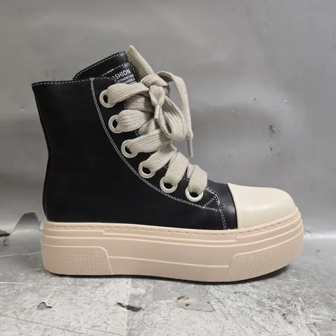 BOXED PAIR OF UNBRANDED PLATFORM ANKLE BOOTS IN BLACK SIZE EU 42