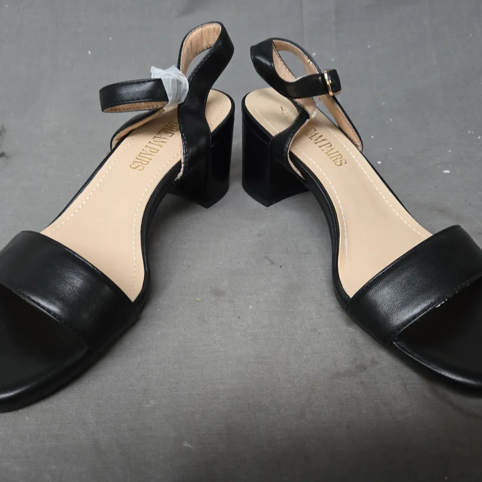 BOXED PAIR OF DREAM PAIRS OPEN TOE BLOCK HEEL SANDALS IN BLACK SIZE 7