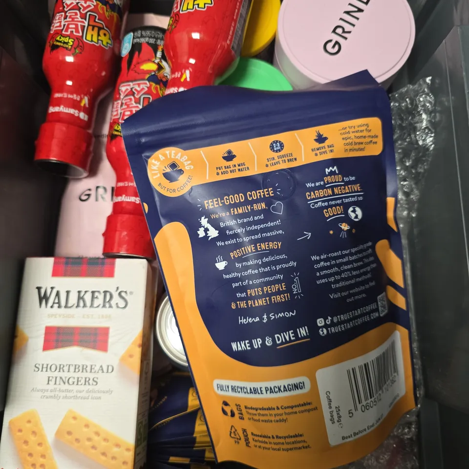 APPROXIMATELY 15 ASSORTED FOOD/DRINK PRODUCTS TO INCLUDE RAJA BONNET SAUCE, WALKERS SHORTBREAD, COFFEE BAGS ETC 