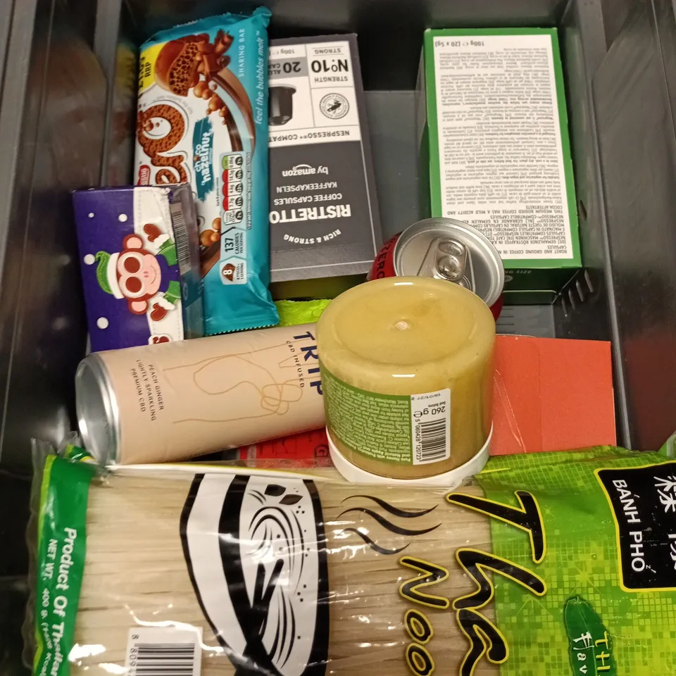 APPROXIMATELY 20 ASSORTED FOOD AND DRINK ITEMS TO INCLUDE - RAVE DECAFF COFFEE, BLUE DRAGON SOBA NOODLES AND COCA-COLA