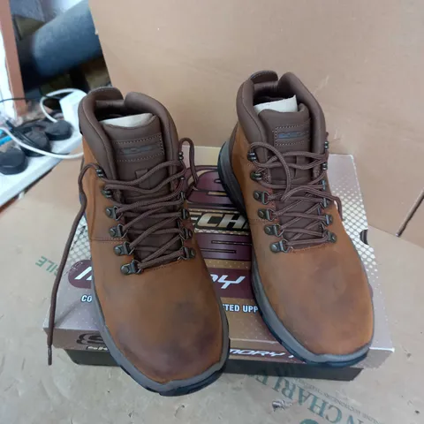 SKECHERS MEN'S DARK BROWN LACE UP BOOTS - SIZE 10