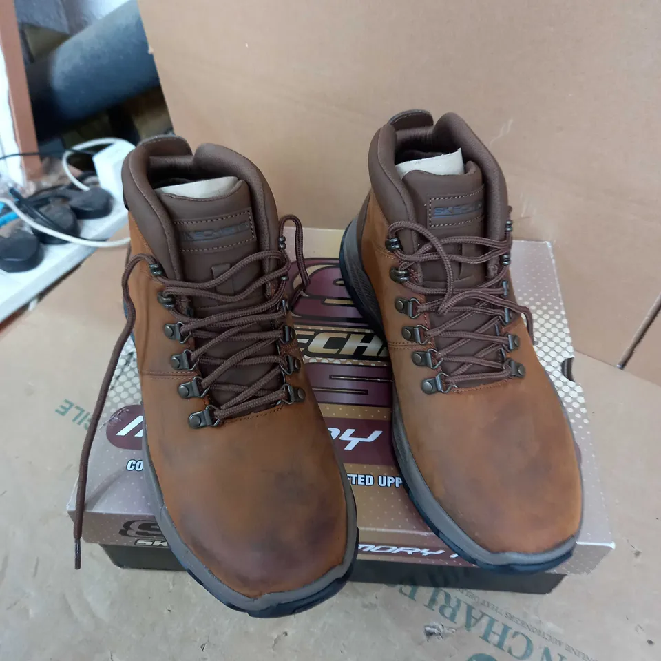 SKECHERS MEN'S DARK BROWN LACE UP BOOTS - SIZE 10