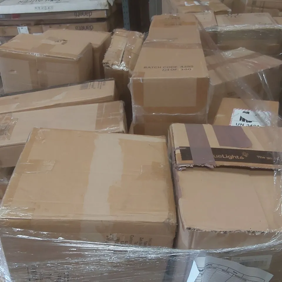 PALLET CONTAINING A VERY LARGE QUANTITY OF ASSORTED DESIGNER LIGHTING PRODUCTS