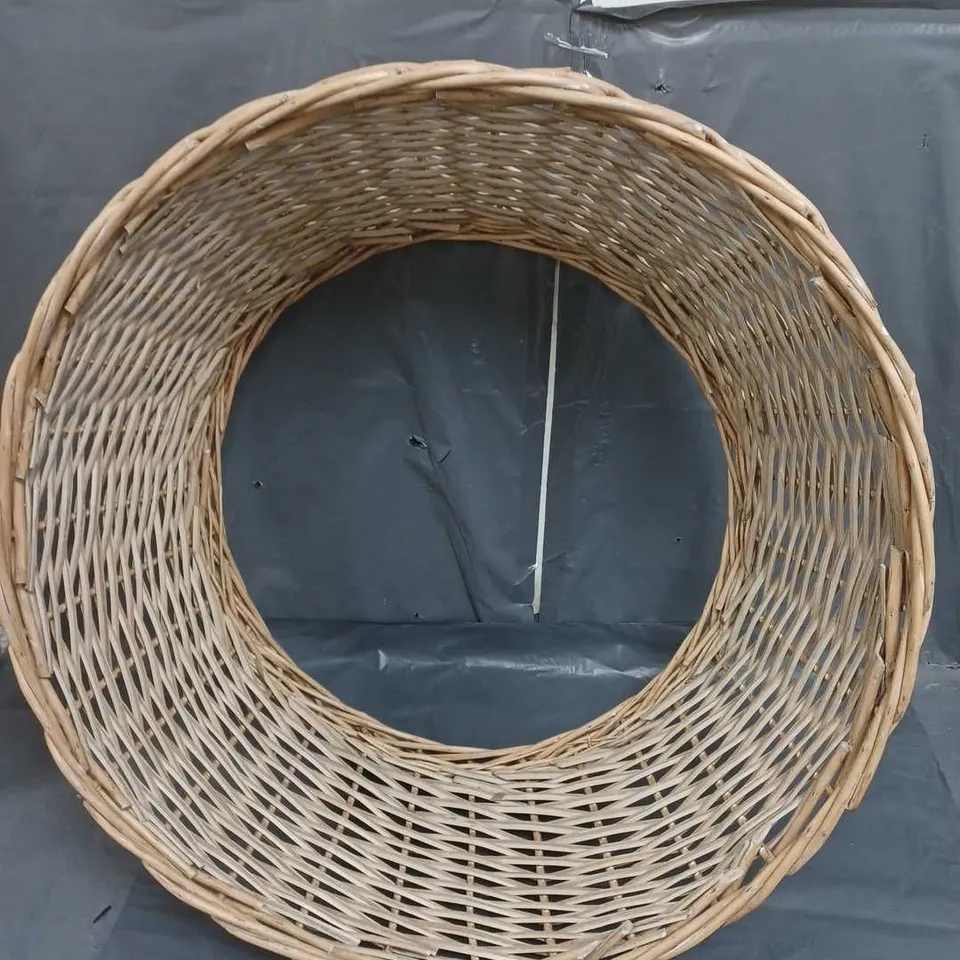 RATTAN/WICKER CHRISTMAS TREE SKIRT