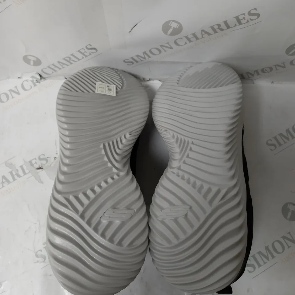 SKECHERS MENS SLIP ON AIR COOLED MEMORY FOAM TRAINERS - SIZE 9