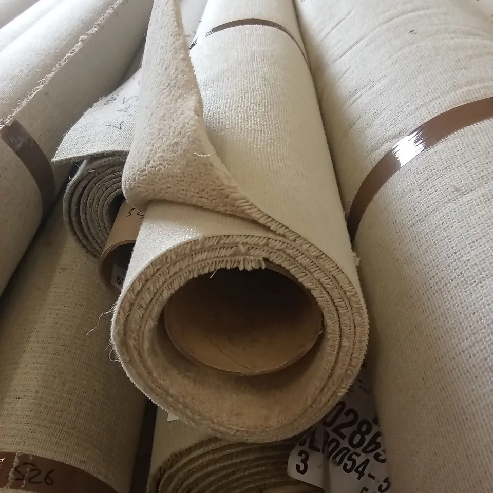 ROLL OF QUALITY LINGDALE MALHAM CARPET // APPROX SIZE: 2 x 5m