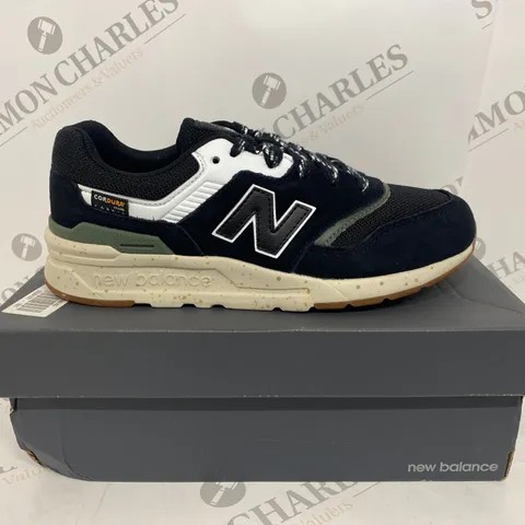 BOXED PAIR OF NEW BALANCE BLACK TRAINERS SIZE 3