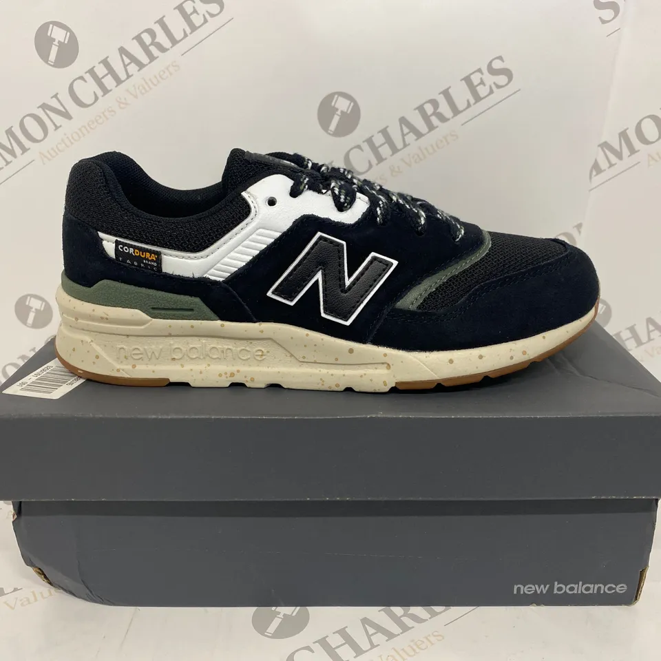 BOXED PAIR OF NEW BALANCE BLACK TRAINERS SIZE 3