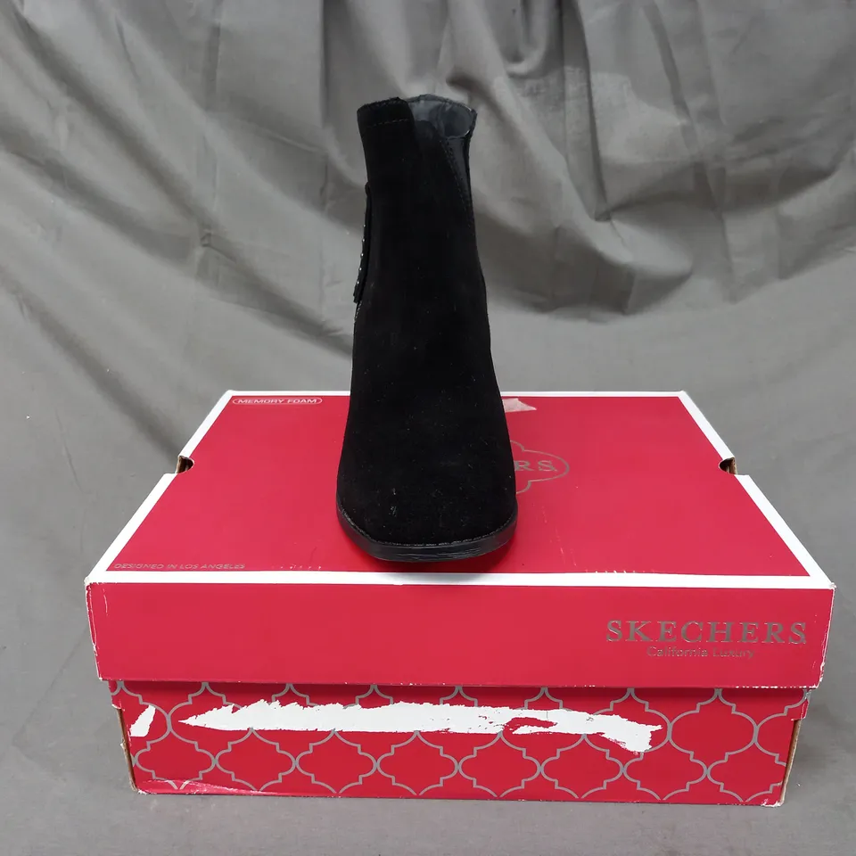 BOXED PAIR OF SKECHERS FAUX SUEDE BLOCK HEEL SHOES IN BLACK SIZE 6