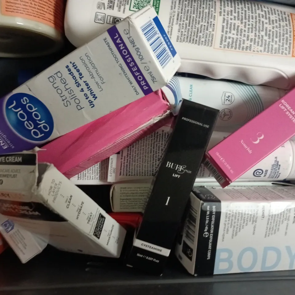 APPROXIMATELY 15 ASSORTED COSMETIC ITEMS TO INCLUDE AVEENO, OCEAURA, ETC - COLLECTION ONLY