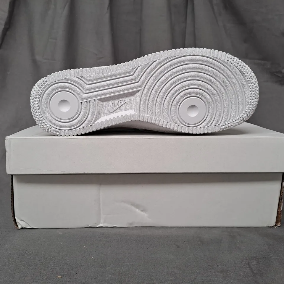 BOXED PAIR OF NIKE AIR FORCE 1 '07 SHOES IN WHITE UK SIZE 5