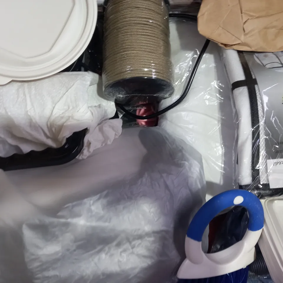BOX OF APPROXIMATELY 20 ASSORTED HOUSEHOLD ITEMS TO INCLUDE JUMBO BUTT BUCKET, STAINLESS STEEL FLATWARE, ETC