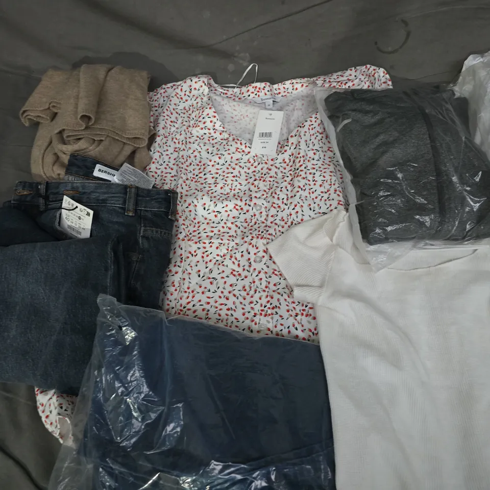 APPROXIMATELY 35 CLOTHING ITEMS IN VARIOUS SIZES, STYLES & COLOURS TO INCLUDE TOPS, DRESSES, JEANS, ETC - COLLECTION ONLY