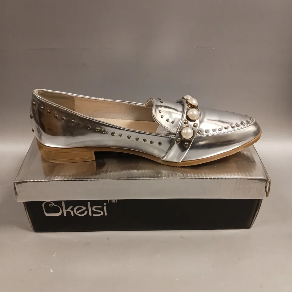 BOXED PAIR OF KELSI SLIP ON LOW HEEL SHOES IN SILVER - 8
