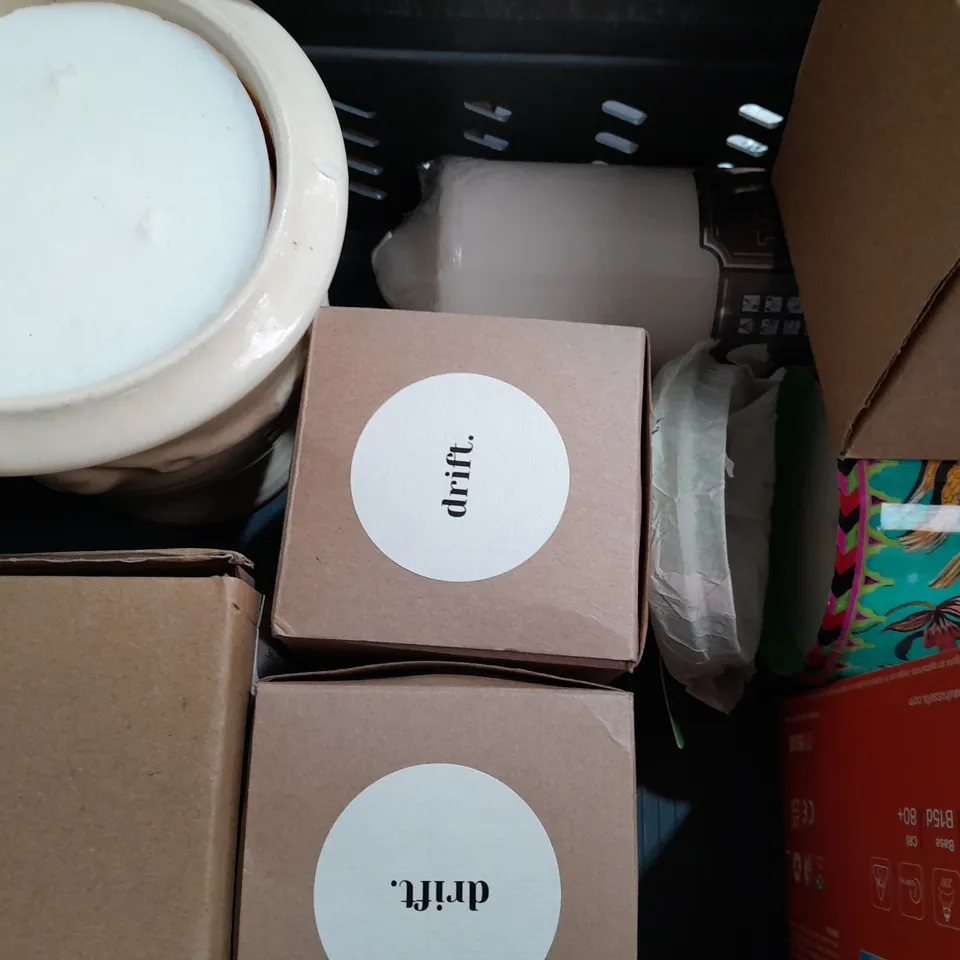 BOX OF APPROX 6 ASSORTED ITEMS TO INCLUDE - DRIFT CANDLES - RAPHAEL BALME - 150HOUR BURN CANDLE ECT