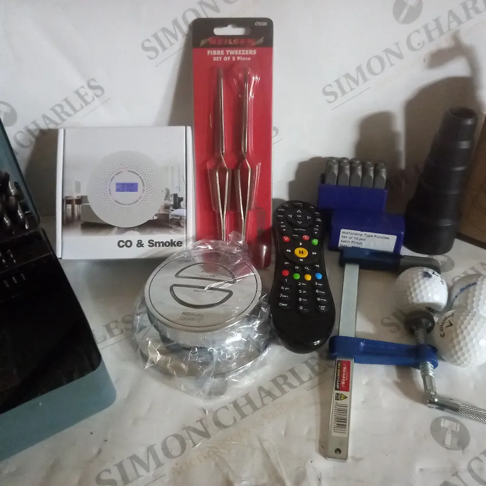 BOX OF APPROX 15 ASSORTED HOUSEHOLD ITEMS TO INCLUDE FIBER TWEEZERS, VIRGIN MEDIA TV REMOTE, GOLF BALLS, ETC
