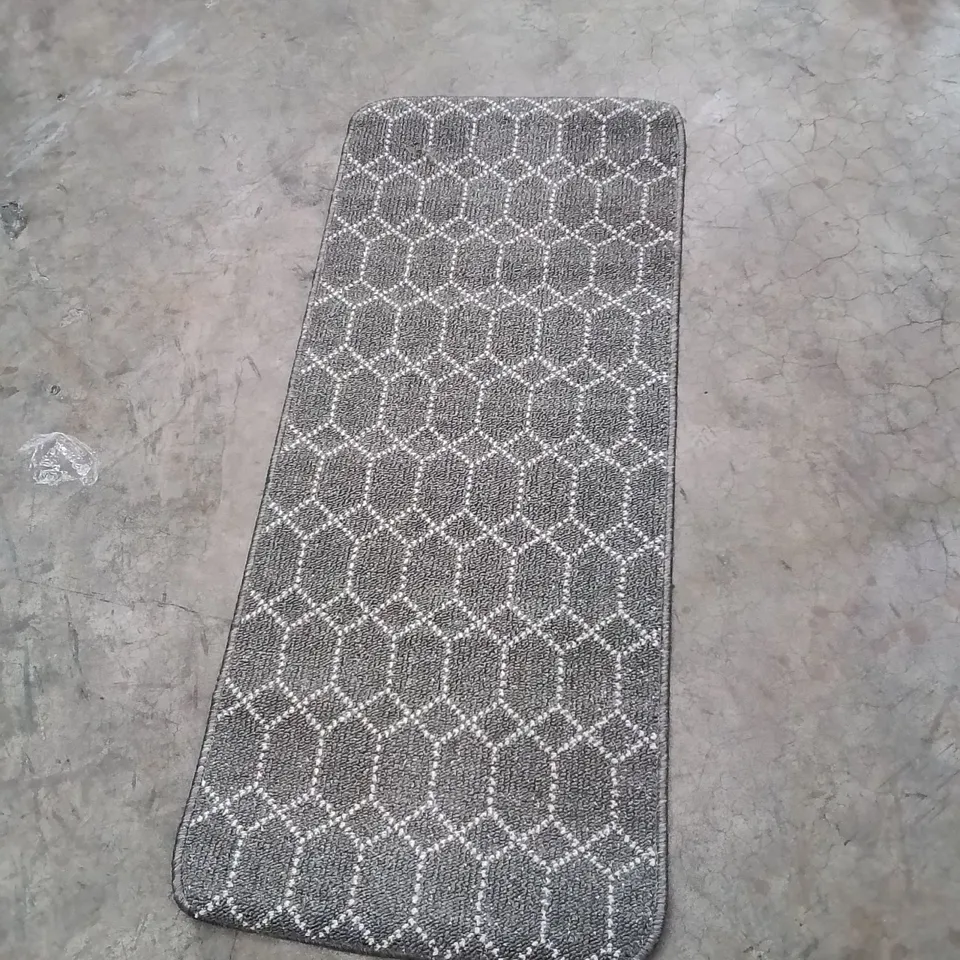 QUALITY DESIGNER AREA RUG - APPROXIMATELY 110X50CM