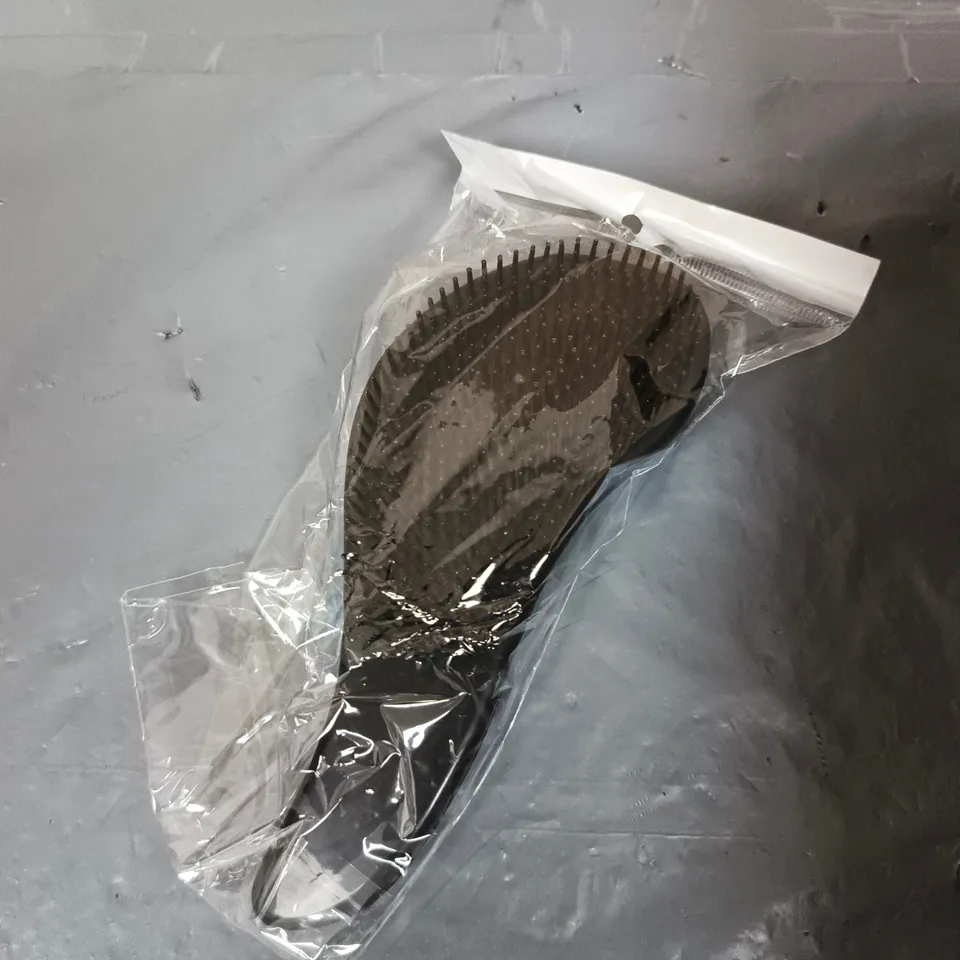 APPROXIMATELY 10 PLASTIC HAIRBRUSHES IN BLUE/BLACK